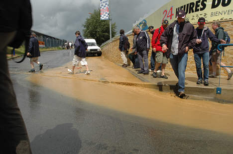 Der kan komme rigtig meget vand ud af en 5 minutters byge.
(Foto: Motorsporten.dk)